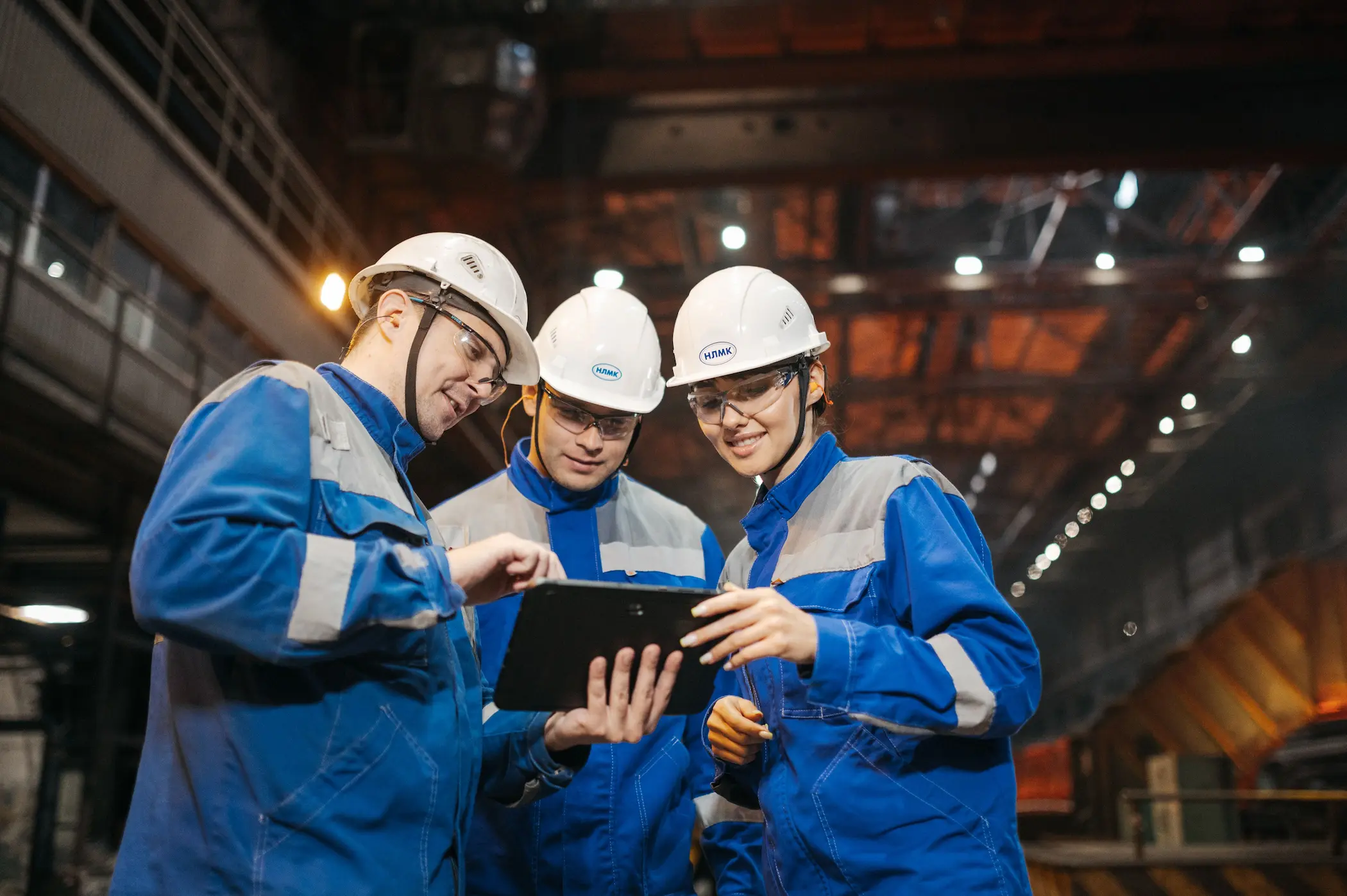 Inżynierowie elektroenergetycy przy pracy z urządzeniami technicznymi